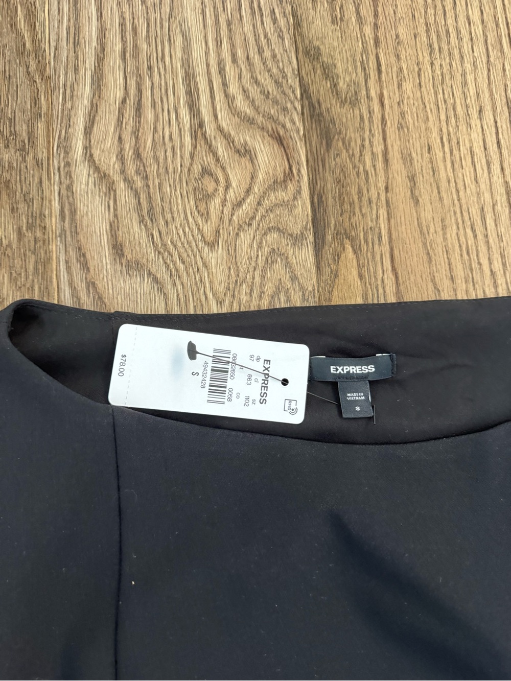 Express Black Sleeveless Shell Top - Picture 2 of 3